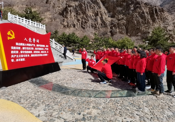 亮身份 重服务 打造党建特色品牌