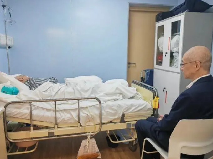 探索高龄养老：周先生母子与酒店的故事