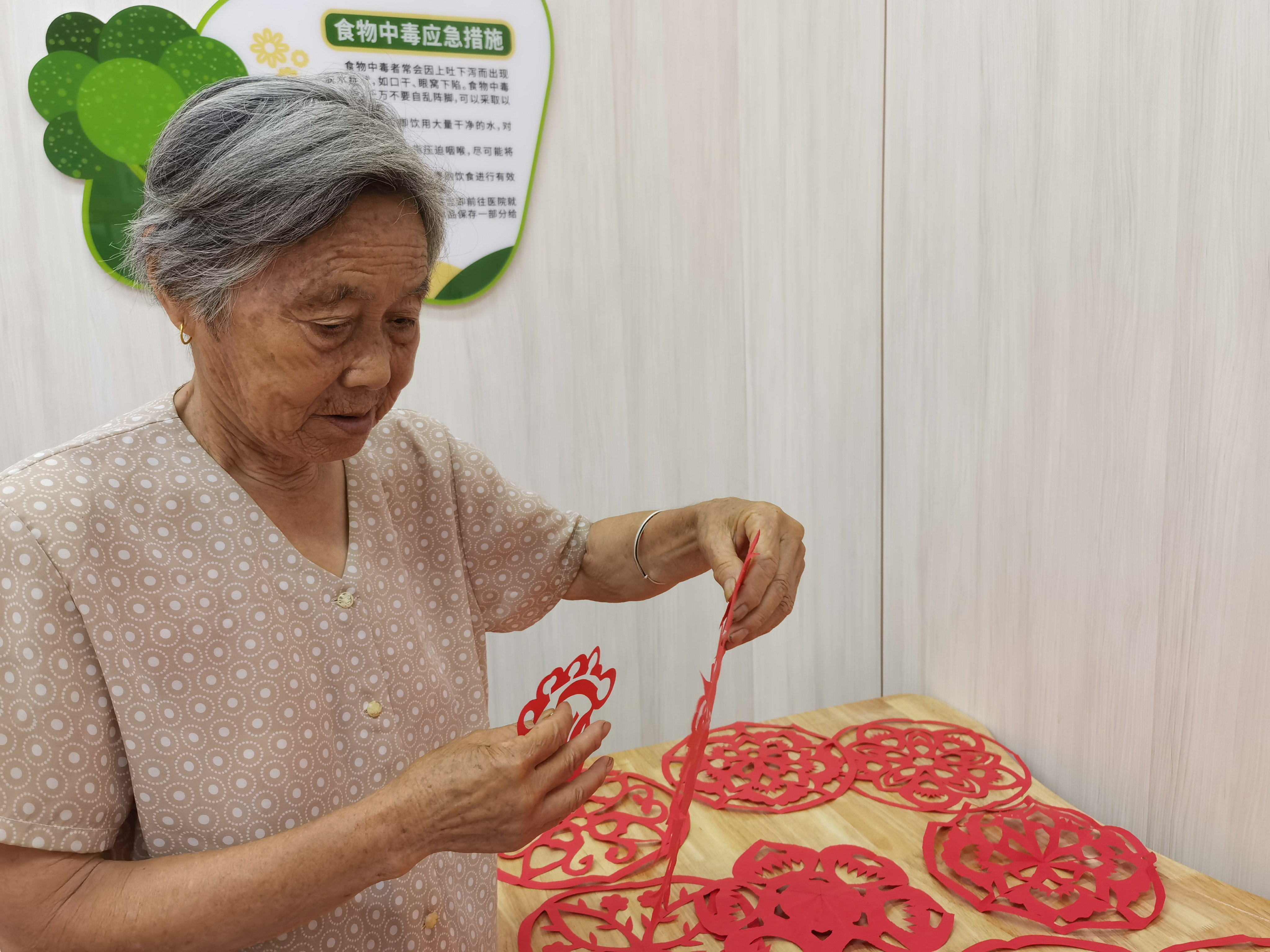 锡通社区养老服务中心“非遗手工——传统剪纸”体验活动