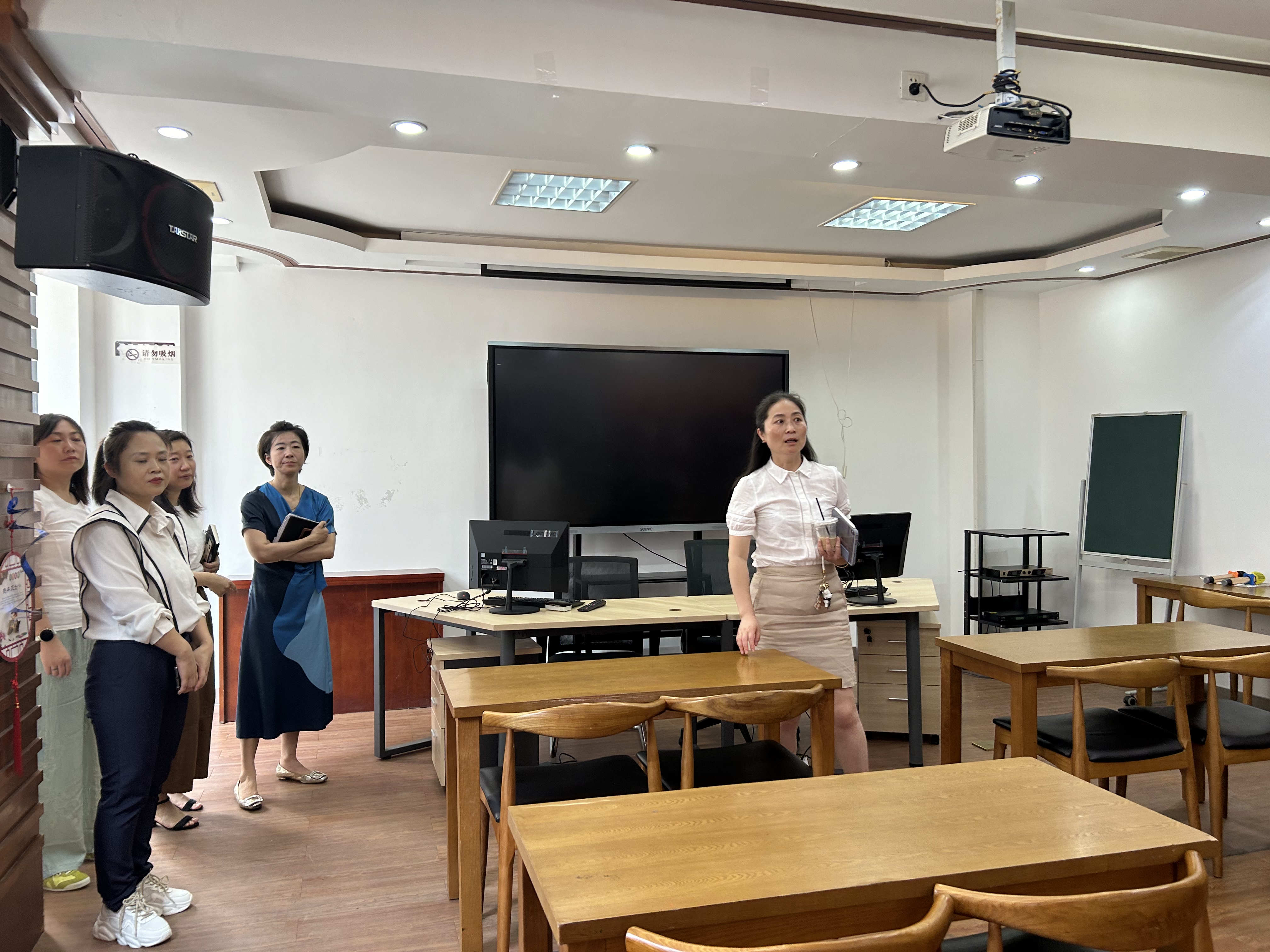 杭州市武林街道领导莅临居家养老服务中心考察